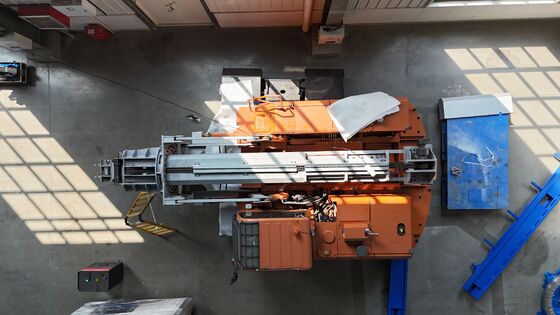 안전한 청소 및 회전 플럭스 주입을 위한 지능형 제어 기능을 갖춘 완전 전기 용광로 관리 차량