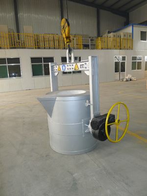 용융 금속을 붓는 중단된 1300 KG 용융 알루미늄 이송 국자를 기울이기